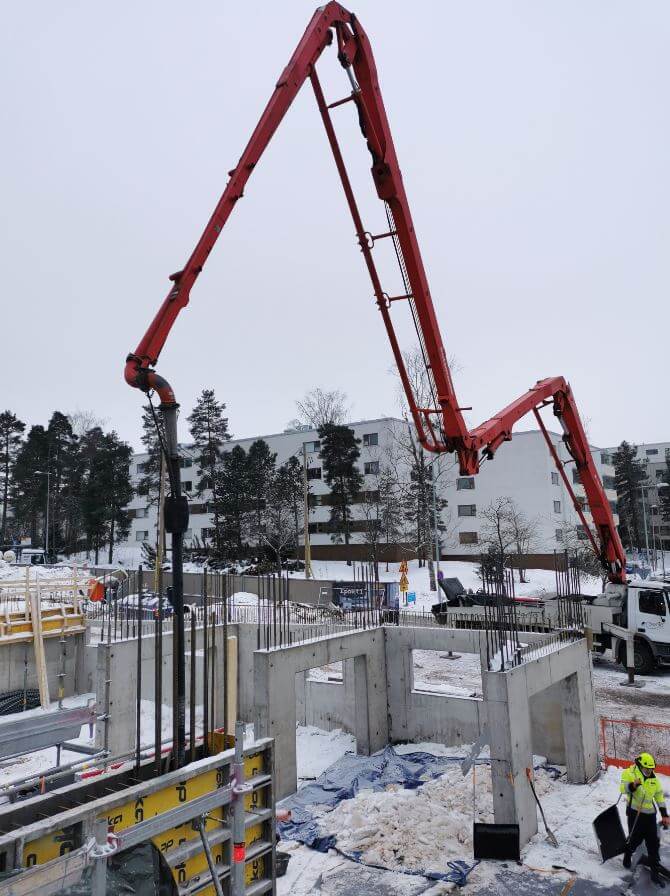 Autohallin -1. kerroksen viimeisiä pv-seiniä valetaan. 