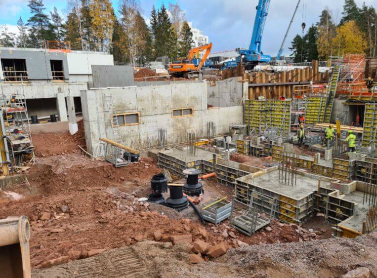 Autohallin pv-seinät nousee. 