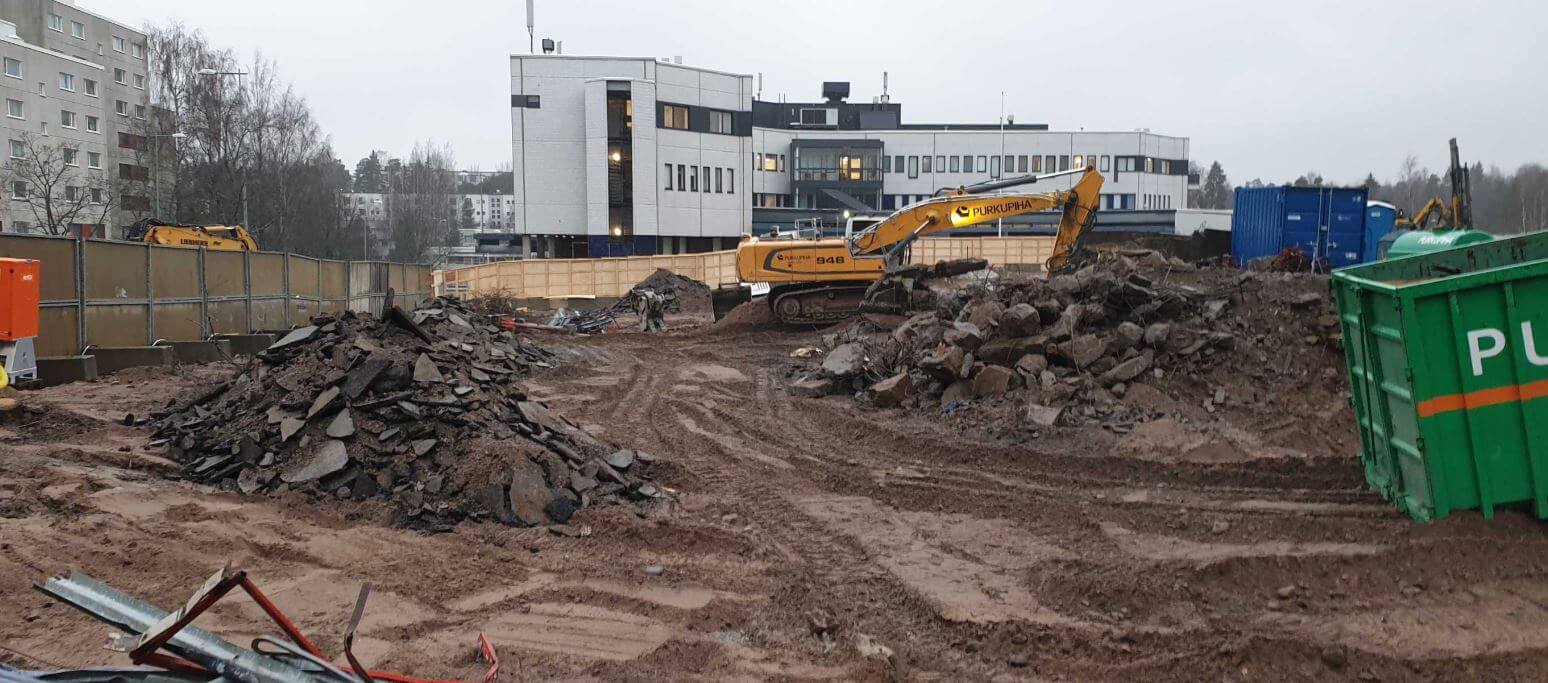 Autohallin purku on saatu melkein tehtyä, viimeisiä kuormia viedään pois. 